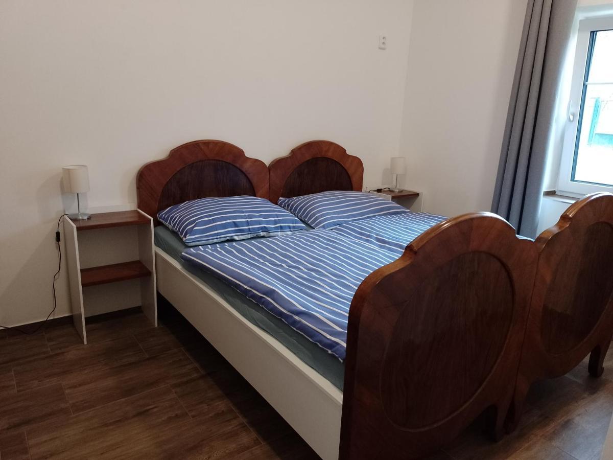 Penzion Litohlavy 17 - Na Samote U Lesa Kraluv Dvur Luaran gambar